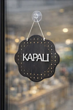 Hazeran Rattan Desenli Modern Açık/Kapalı Tabelası - Rebap Ahşap