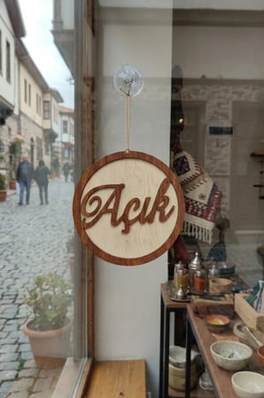 Üç Katlı El Yazılı Modern Açık/Kapalı Tabelası - Akçaağaç-Ceviz