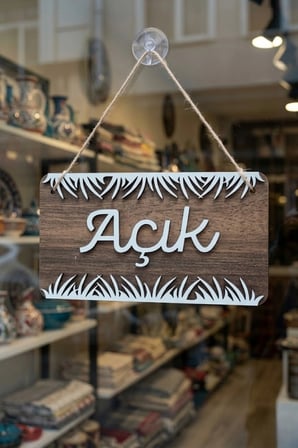 Üç Katlı Çimen Modern Açık/Kapalı Tabelası - Tesbih