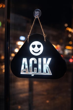 Ahşap Üzeri Gümüş Aynalı Pleksi Emoji Figürlü Açık-Kapalı Tabelası