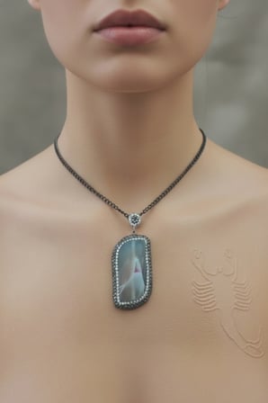 Pembe Kuvars Zirkon Taşlı Doğal Taş Eğimli Kolye Ucu