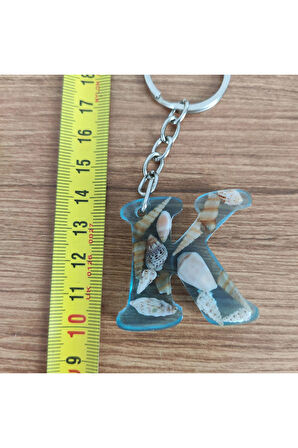 "K" HARFİ - Açık Mavi Deniz Epoksi Harf Anahtarlık – Gerçek Deniz Kabuğu, El Yapımı, Benzersiz