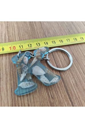 "K" HARFİ - Açık Mavi Deniz Epoksi Harf Anahtarlık – Gerçek Deniz Kabuğu, El Yapımı, Benzersiz