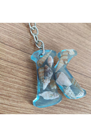 "K" HARFİ - Açık Mavi Deniz Epoksi Harf Anahtarlık – Gerçek Deniz Kabuğu, El Yapımı, Benzersiz