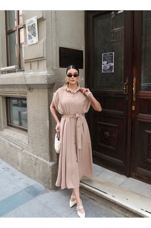 Crep Kumaş Düğmeli Kuşaklı Elbise — Bej