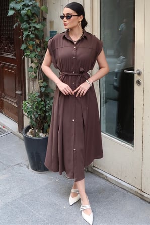 Crep Kumaş Düğmeli Kuşaklı Elbise — Kahverengi