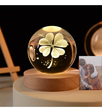 Kişiye Özel Fotoğraf Hediyeli Büyük Boy Işıklı Ahşap Kaideli Yonca Temalı Cam Küre 8cm