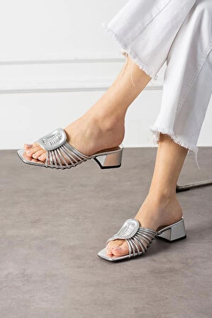 Anca Gümüş Rugan Topuklu Terlik
