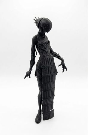 Özel Tasarım Modern Siyah Konsept Heykel (17cm)Mekanlarınıza sanatsal bir dokunuş, gizemli ve modern bir hava katmaya hazır mısınız? Klasik mimari formları sürrealist figüratif tasarımla harmanlayan bu özel dekoratif obje, bulunduğu her ortamda dikka