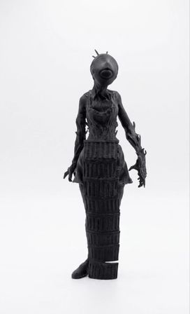 Özel Tasarım Modern Siyah Konsept Heykel (17cm)Mekanlarınıza sanatsal bir dokunuş, gizemli ve modern bir hava katmaya hazır mısınız? Klasik mimari formları sürrealist figüratif tasarımla harmanlayan bu özel dekoratif obje, bulunduğu her ortamda dikka