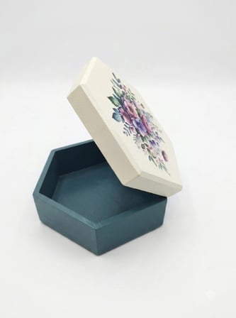 Kales01 Ahşap Takı Kutusu Altıgen Dekoratif Çiçekli Aksesuar Düzenleyici 17x15x7 cm