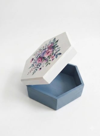 Kales01 Ahşap Takı Kutusu Altıgen Dekoratif Çiçekli Aksesuar Düzenleyici 17x15x7 cm
