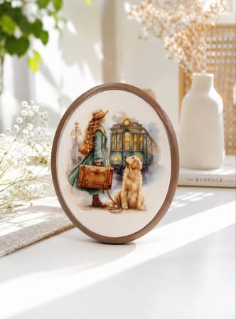 Yolculuk Temalı Ahşap Oval Tablo - Köpekli Kadın Sanat Baskılı Duvar Dekoru (15x25 cm)
