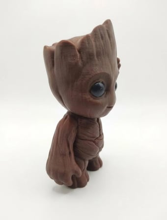 3D Yazıcı Üretimi Sevimli Ahşap Dokulu Groot Figürü – Masa & Ev Dekorasyonu