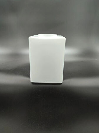KARE AVİZE CAMI. BEYAZ RENKTE.(Kenarlar:9.00cm,9.00cm-h:12.00cm) Normal ampule göre.
