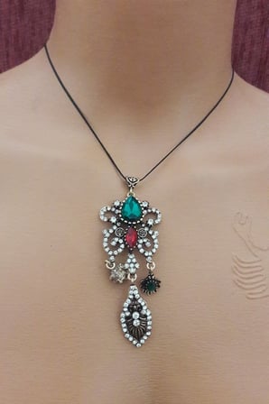 Kelebek Figürlü Zirkon Taşlı Otantik Yeşil Kırmızı Sallama Kolye Ucu