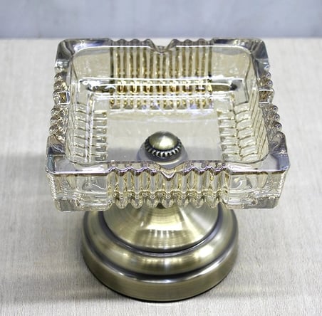 Özel Üretim Dekoratif Şık Masaüstü Modern Ev Aksesuarı Metal Ayaklı Cam Küllük Alk4878