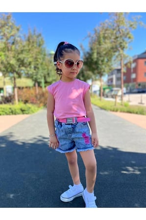 Kız Çocuk Kot Şortlu Pembe Tişört ve Kemerli Kombin