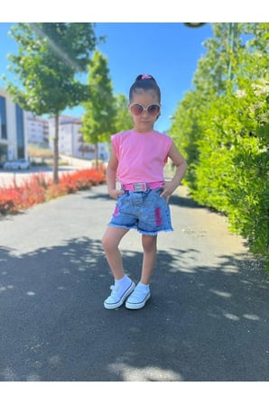Kız Çocuk Kot Şortlu Pembe Tişört ve Kemerli Kombin