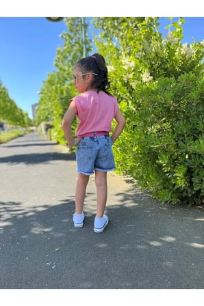 Kız Çocuk Kot Şortlu Pembe Tişört ve Kemerli Kombin