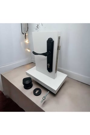 Yaprak Kol Mat Siyah Aynalı Yale Çelik Kapı Kolu Sol  Basar Tek Taraf + Kumru Tokmak Ve Alt Rozeti