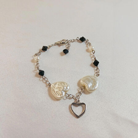 Crystal Atelier İnci Bileklik, İncili Bileklik, Gümüş Rodyumlu Kristal Taşlı Kalp Bileklik, Sedef Taşlı Kalp Bileklik, Siyah Kristal Taşlı Bileklik, Kalp Bileklik, Kalp Figürlü Gümüş Kaplama Bileklik, Kadın Bileklik