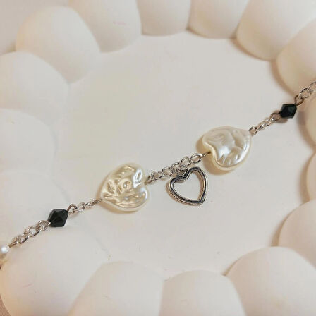 Crystal Atelier İnci Bileklik, İncili Bileklik, Gümüş Rodyumlu Kristal Taşlı Kalp Bileklik, Sedef Taşlı Kalp Bileklik, Siyah Kristal Taşlı Bileklik, Kalp Bileklik, Kalp Figürlü Gümüş Kaplama Bileklik, Kadın Bileklik