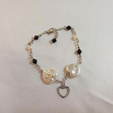 Crystal Atelier İnci Bileklik, İncili Bileklik, Gümüş Rodyumlu Kristal Taşlı Kalp Bileklik, Sedef Taşlı Kalp Bileklik, Siyah Kristal Taşlı Bileklik, Kalp Bileklik, Kalp Figürlü Gümüş Kaplama Bileklik, Kadın Bileklik