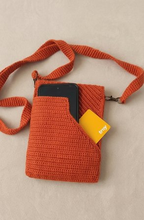 Mini bagKiremit Rengi Örgü Telefon Çantası - El Yapımı Boyun Askılı Mini ÇantaÜrün Özellikleri: Tasarım: Modern zikzak örgü dokusu ve zarif zarf kapak modeliyle her kombine uyum sağlar. Renk: Sonbahar ve yaz esintilerini bir arada sunan sıcak kiremit