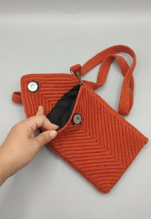 Mini bagKiremit Rengi Örgü Telefon Çantası - El Yapımı Boyun Askılı Mini ÇantaÜrün Özellikleri: Tasarım: Modern zikzak örgü dokusu ve zarif zarf kapak modeliyle her kombine uyum sağlar. Renk: Sonbahar ve yaz esintilerini bir arada sunan sıcak kiremit