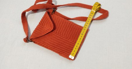 Mini bagKiremit Rengi Örgü Telefon Çantası - El Yapımı Boyun Askılı Mini ÇantaÜrün Özellikleri: Tasarım: Modern zikzak örgü dokusu ve zarif zarf kapak modeliyle her kombine uyum sağlar. Renk: Sonbahar ve yaz esintilerini bir arada sunan sıcak kiremit