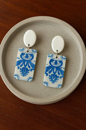 Lu-1 El Yapımı Etnik Desenli Polimer Kil Küpe – Mavi & Beyaz