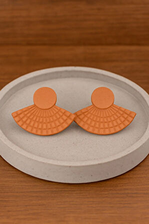 Kleopatra-1 El Yapımı Polimer Kil Yarım Ay Küpe – Tarçın Tonu