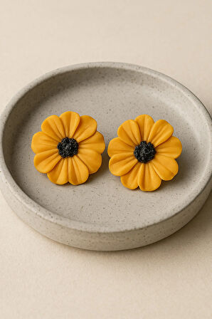 Niloo Sarı Çiçek Formlu El Yapımı Polimer Kil Küpe – Şık ve Zarif Tasarım