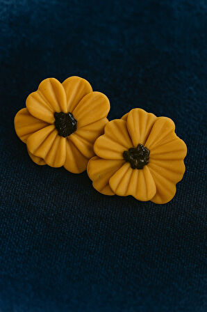 Niloo Sarı Çiçek Formlu El Yapımı Polimer Kil Küpe – Şık ve Zarif Tasarım