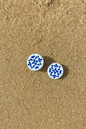 Sera Mavi Desenli El Yapımı Seramik Küpe – Minimal & Zarif Tasarım