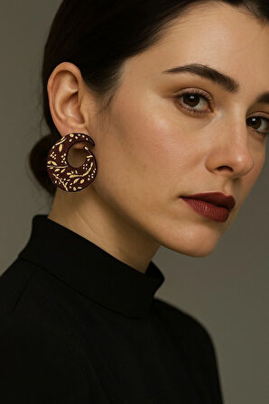 Golden Bloom El Yapımı Ahşap Küpe – Altın Desenli, Etnik Tasarım, Hafif ve Şık