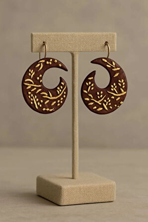 Golden Bloom El Yapımı Ahşap Küpe – Altın Desenli, Etnik Tasarım, Hafif ve Şık