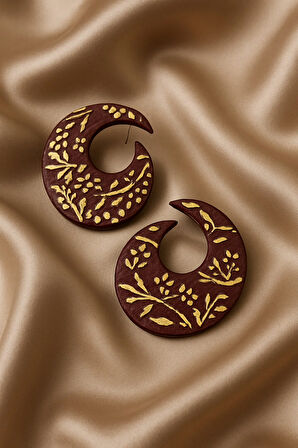 Golden Bloom El Yapımı Ahşap Küpe – Altın Desenli, Etnik Tasarım, Hafif ve Şık