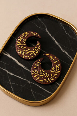 Golden Bloom El Yapımı Ahşap Küpe – Altın Desenli, Etnik Tasarım, Hafif ve Şık