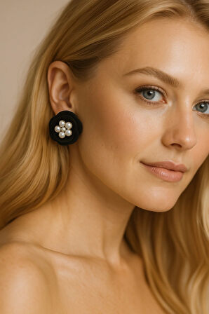 Perlina - Siyah Çiçek Formlu, İncili El Yapımı Zarif Küpe