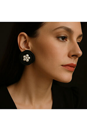 Perlina - Siyah Çiçek Formlu, İncili El Yapımı Zarif Küpe