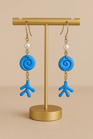 Coralune – El Yapımı Mavi Spiral ve Mercan Formlu Polimer Kil Küpe | Zincir Detaylı Tasarım