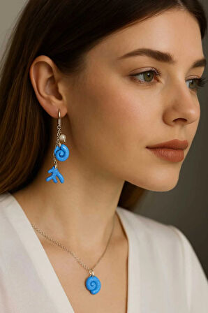 Coralune – El Yapımı Mavi Spiral ve Mercan Formlu Polimer Kil Küpe | Zincir Detaylı Tasarım