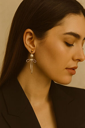 Noé Altın Fiyonk Detaylı İnci Görünümlü Küpe – Zarif ve Modern Tasarım