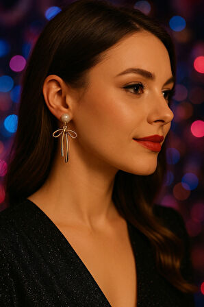 Noé Altın Fiyonk Detaylı İnci Görünümlü Küpe – Zarif ve Modern Tasarım