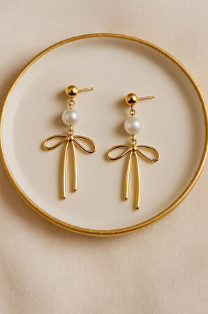 Noé Altın Fiyonk Detaylı İnci Görünümlü Küpe – Zarif ve Modern Tasarım