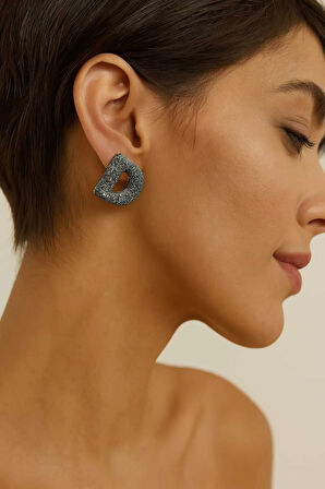 Simli Siyah ‘D’ Harf Formlu El Yapımı Polimer Kil Küpe | Modern ve Cesur Tasarım