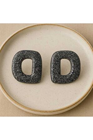 Simli Siyah ‘D’ Harf Formlu El Yapımı Polimer Kil Küpe | Modern ve Cesur Tasarım