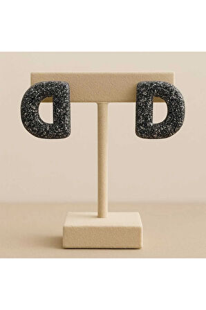 Simli Siyah ‘D’ Harf Formlu El Yapımı Polimer Kil Küpe | Modern ve Cesur Tasarım